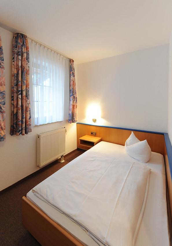 Landhotel Der Distelhof Mit Scheunencafe Dillstadt Room photo