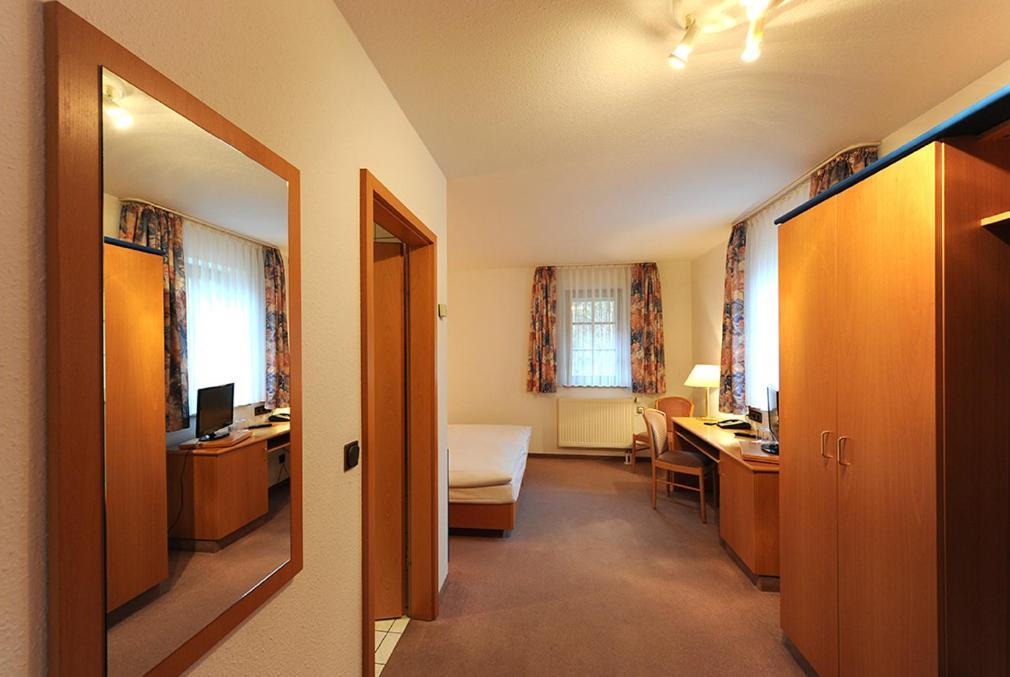Landhotel Der Distelhof Mit Scheunencafe Dillstadt Room photo
